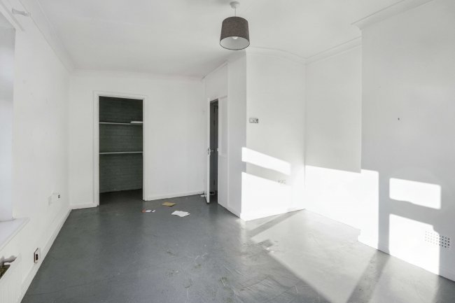 6 Russell Court, St. Neots, Cambridgeshire PE19 1AZ 5