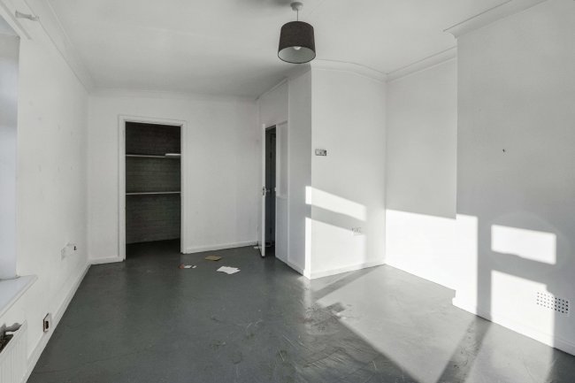 6 Russell Court, St. Neots, Cambridgeshire PE19 1AZ 5