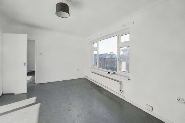 6 Russell Court, St. Neots, Cambridgeshire PE19 1AZ 5