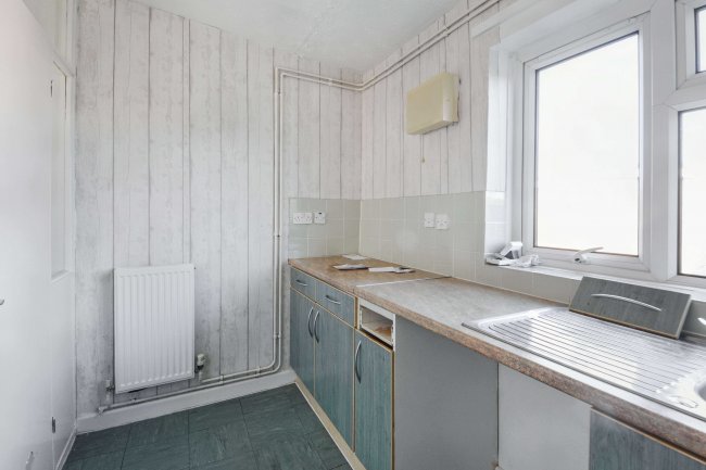 6 Russell Court, St. Neots, Cambridgeshire PE19 1AZ 5