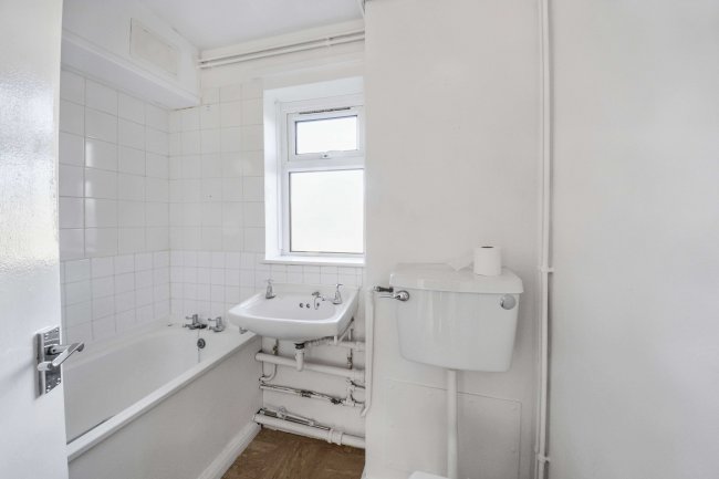 6 Russell Court, St. Neots, Cambridgeshire PE19 1AZ 5