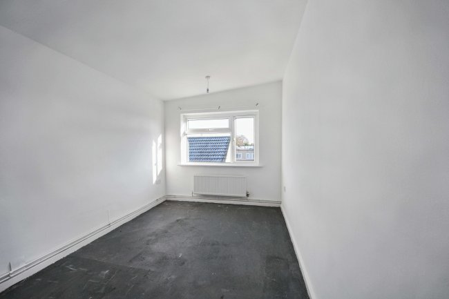 6 Russell Court, St. Neots, Cambridgeshire PE19 1AZ 5