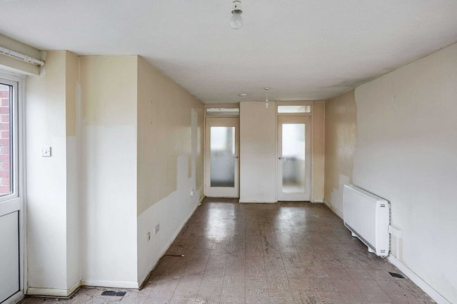 3 Ogilvie Square, Calne, Wiltshire, SN11 8NS 2