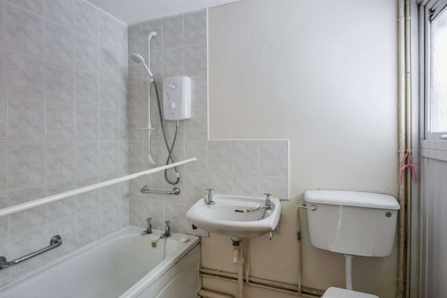 3 Ogilvie Square, Calne, Wiltshire, SN11 8NS 2