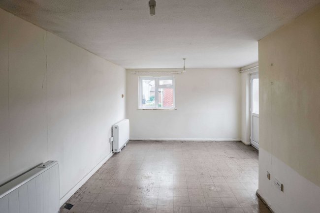 3 Ogilvie Square, Calne, Wiltshire, SN11 8NS 2