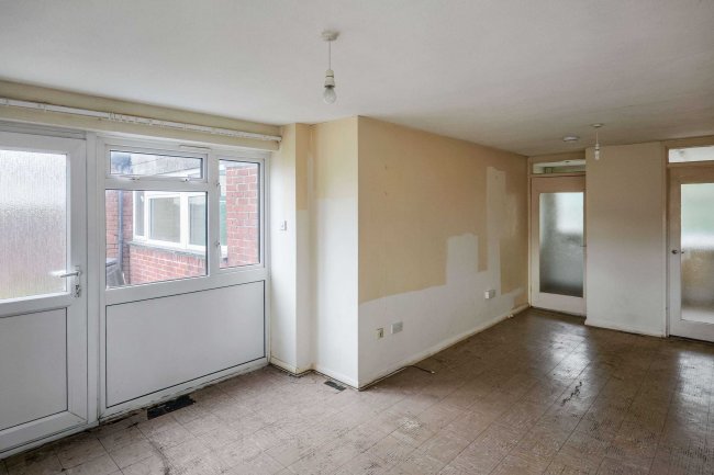 3 Ogilvie Square, Calne, Wiltshire, SN11 8NS 2