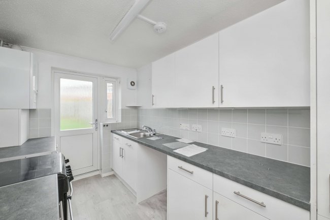 5 Milton Dene, Hemel Hempstead HP2 7PE 4