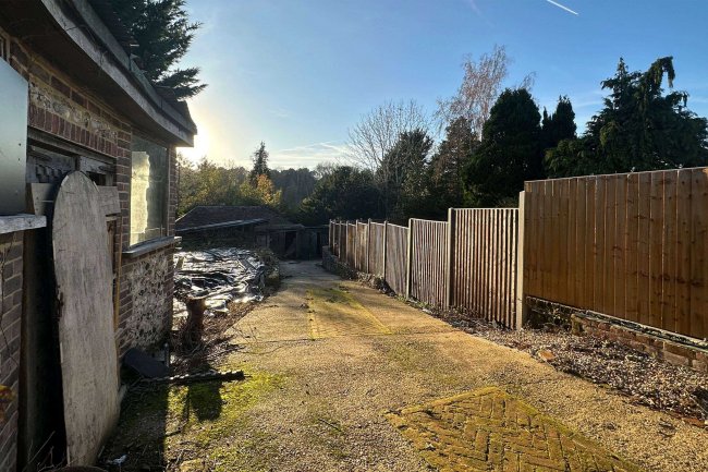 22 Marlpit Lane, Coulsdon, Croydon, CR5 2HB 1