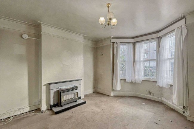 65 Burntwood Lane, London SW17 0AJ 2