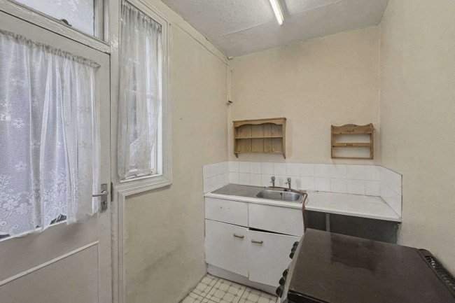 65 Burntwood Lane, London SW17 0AJ 2