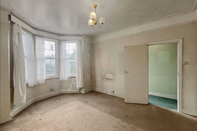 65 Burntwood Lane, London SW17 0AJ 2