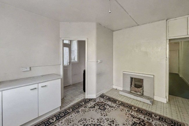 65 Burntwood Lane, London SW17 0AJ 2