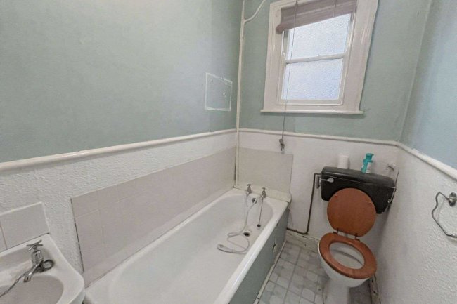 65 Burntwood Lane, London SW17 0AJ 2