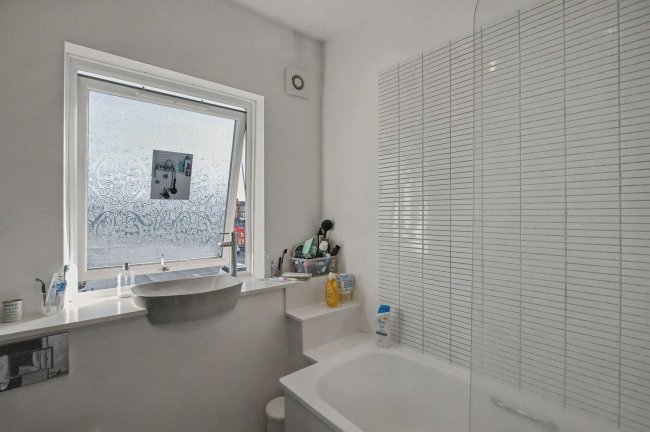 22 Regal Court, Edmonton, London N18 2XU 8