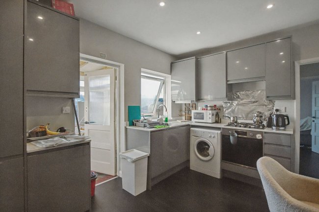 22 Regal Court, Edmonton, London N18 2XU 8