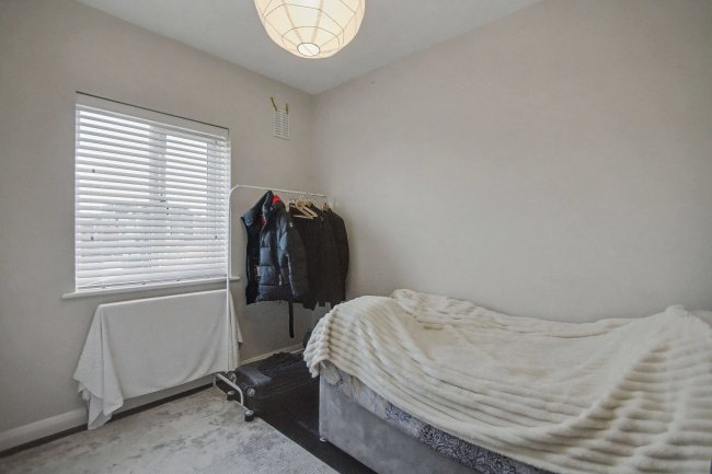 22 Regal Court, Edmonton, London N18 2XU 8