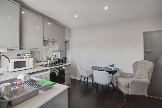 22 Regal Court, Edmonton, London N18 2XU 8