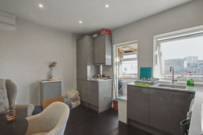 22 Regal Court, Edmonton, London N18 2XU 8