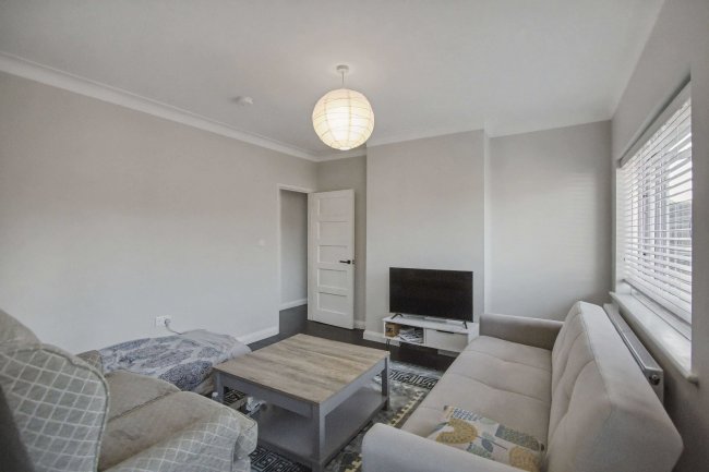 22 Regal Court, Edmonton, London N18 2XU 8