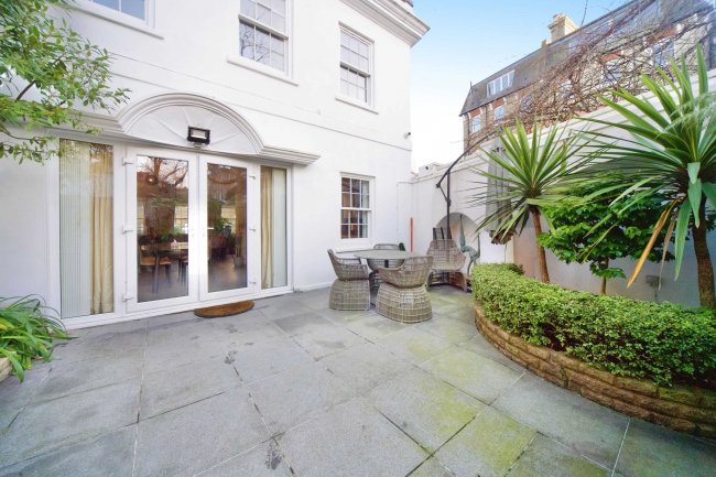 11 Squires Mount, Hampstead, London, NW3 1ED 3