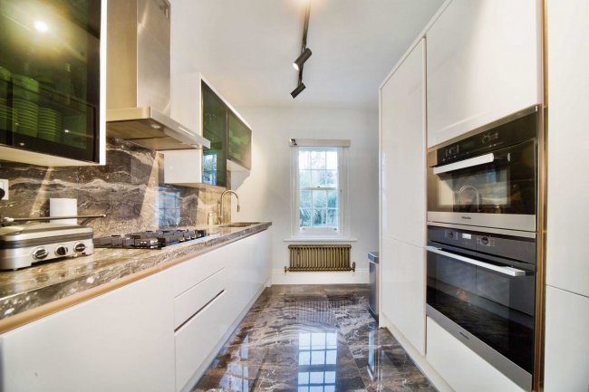 11 Squires Mount, Hampstead, London, NW3 1ED 3