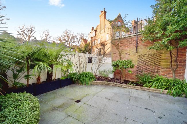 11 Squires Mount, Hampstead, London, NW3 1ED 3