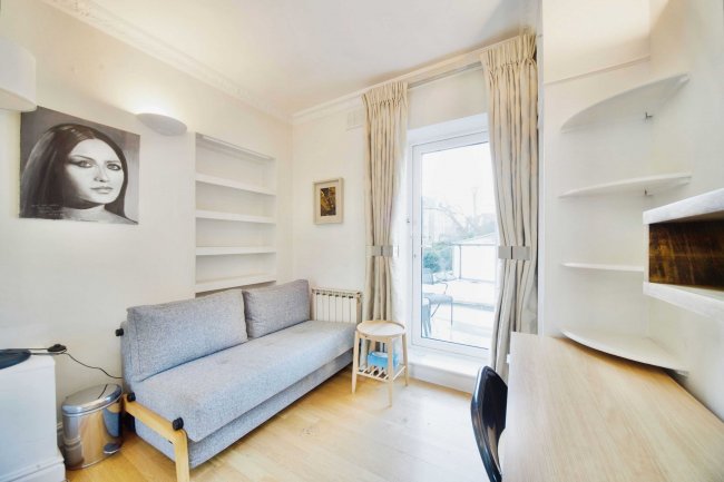 12 Squires Mount, Hampstead, London, NW3 1ED 4