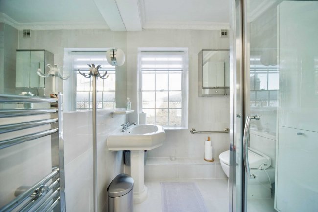 12 Squires Mount, Hampstead, London, NW3 1ED 4