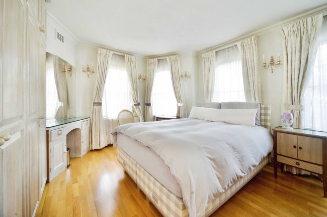 12 Squires Mount, Hampstead, London, NW3 1ED 4