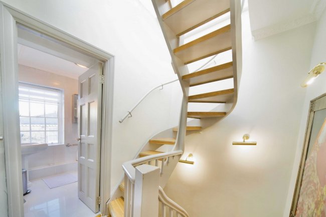 12 Squires Mount, Hampstead, London, NW3 1ED 4