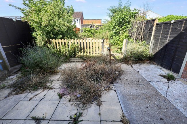 177 Tithe Farm Road, Houghton Regis, Dunstable, Bedfordshire, LU5 5JF 5
