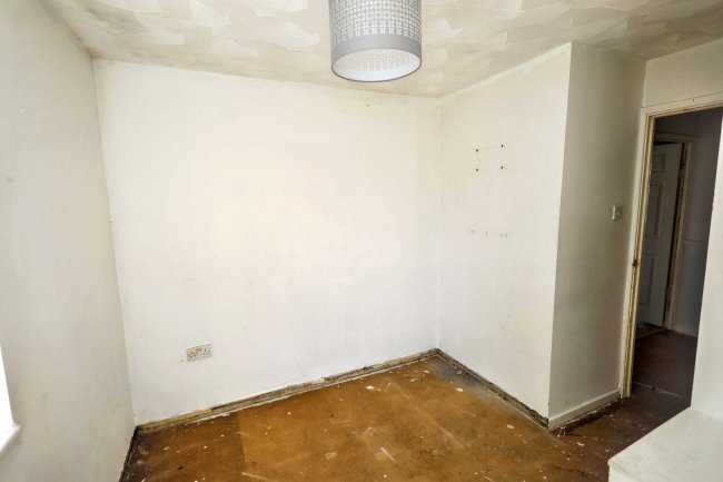177 Tithe Farm Road, Houghton Regis, Dunstable, Bedfordshire, LU5 5JF 5