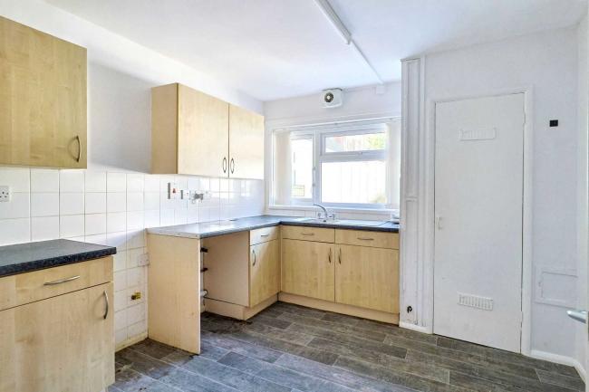 2 Woburn Road, Yeovil, Somerset BA21 5JY 4
