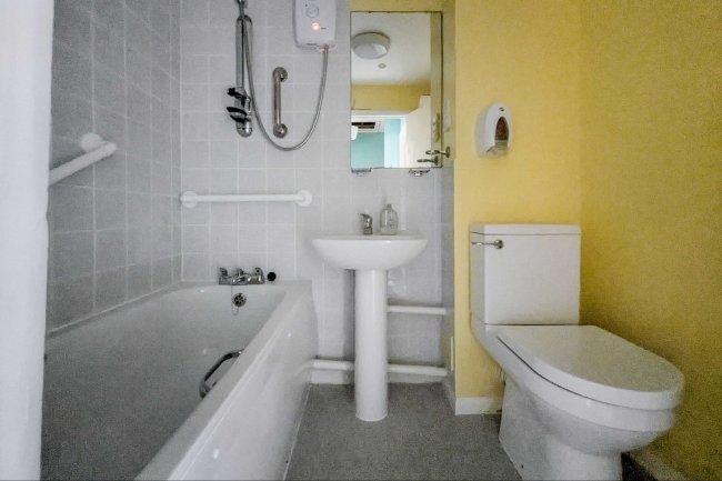 8 Pool Court, Catford, London,  SE6 3JQ 3