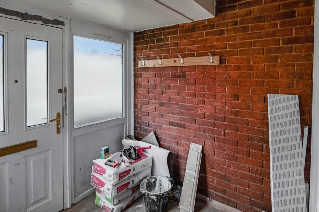61 Glyndebourne Close, Salisbury, SP2 9HA 1
