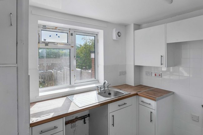 61 Glyndebourne Close, Salisbury, SP2 9HA 1