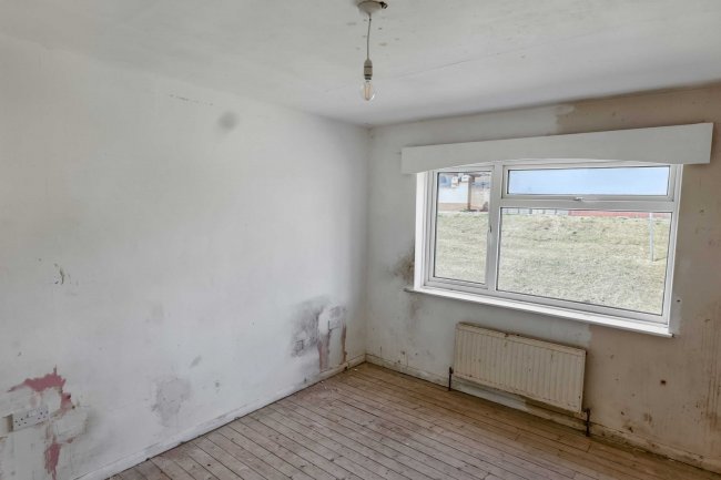 61 Glyndebourne Close, Salisbury, SP2 9HA 1