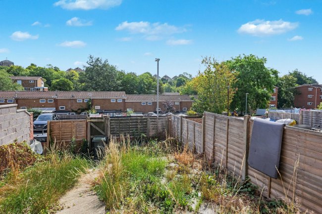 61 Glyndebourne Close, Salisbury, SP2 9HA 1