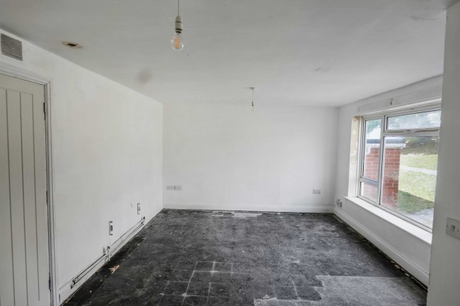 61 Glyndebourne Close, Salisbury, SP2 9HA 1