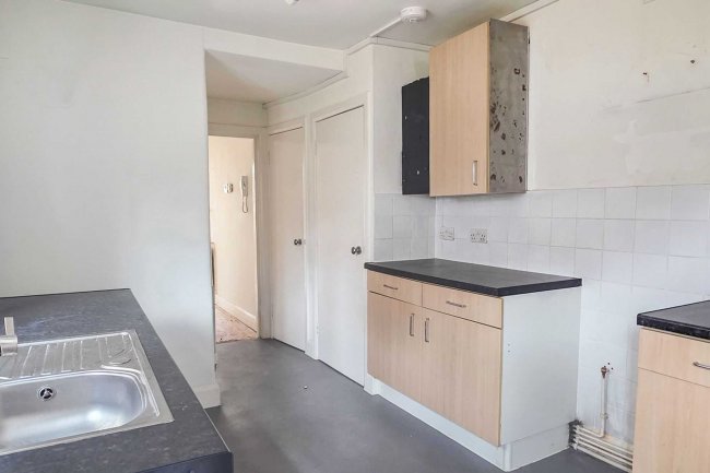 40 Oaklands Road, Hanwell, London W7 2DR 4