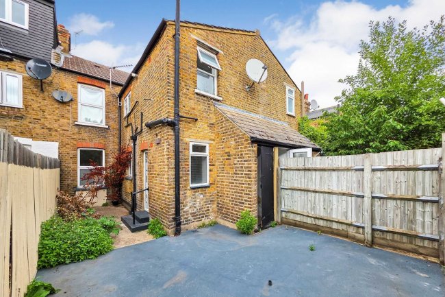 40 Oaklands Road, Hanwell, London W7 2DR 4