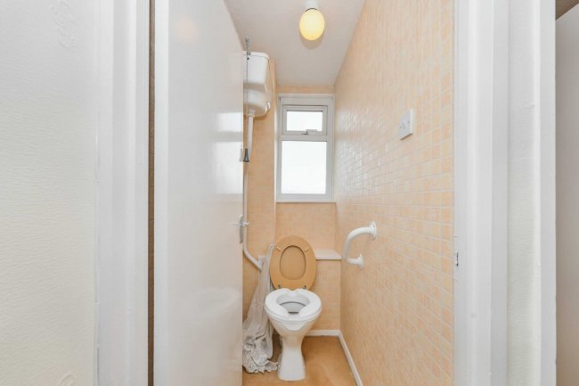 44 Downfield Road, Cheshunt, EN8 8SZ 7