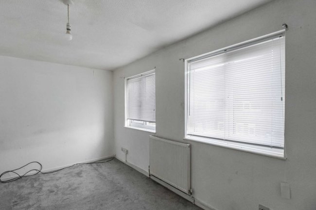 13 Oakley Close, Beckton, London E6 5RT 5