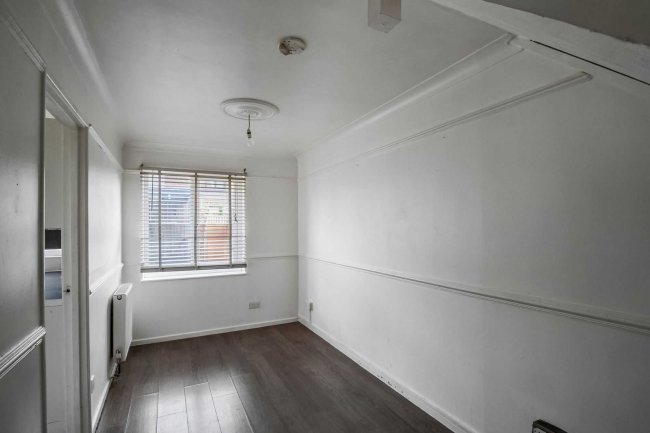 13 Oakley Close, Beckton, London E6 5RT 5