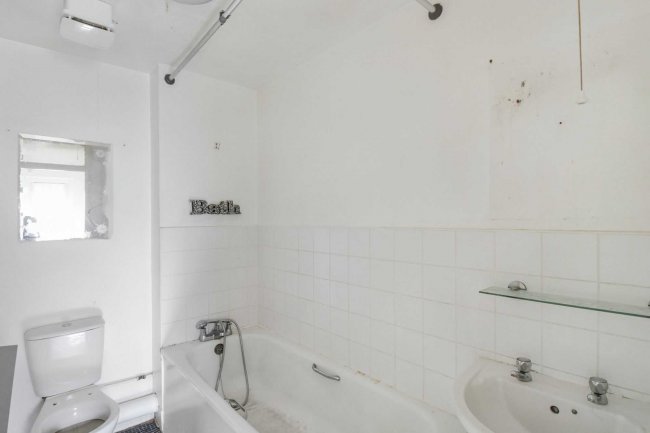 13 Oakley Close, Beckton, London E6 5RT 5