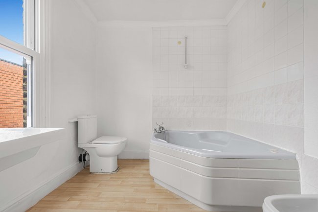 Flat 7, 5 Parklands, Surbiton, Surrey, KT5 8EA 3