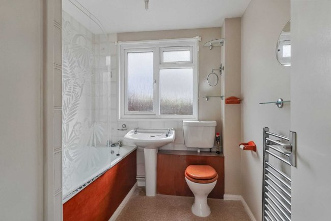 6 Butler Close, Salisbury, SP2 8AZ 7