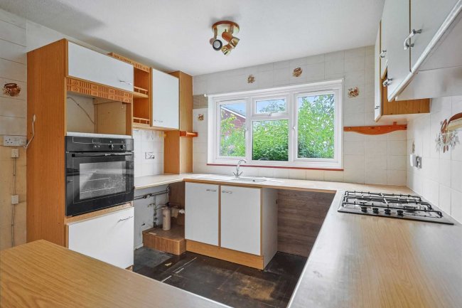 6 Butler Close, Salisbury, SP2 8AZ 7