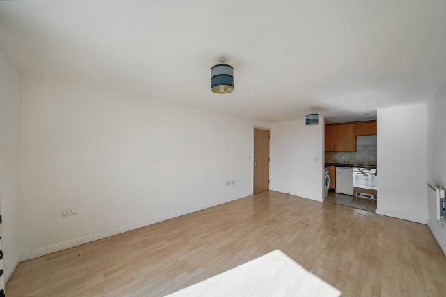 136 Berberis House, High Street, Feltham TW13 4GR 5
