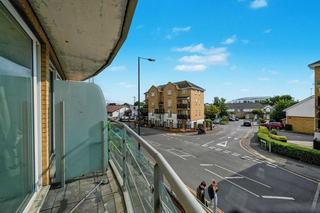 136 Berberis House, High Street, Feltham TW13 4GR 5